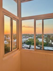 an empty room with windows with a view of a city at Alojamiento Yésica in Resistencia