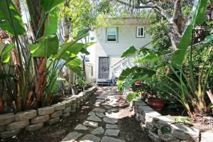 a garden with plants and a stone wall at Golden Hill 1 bedrooms in San Diego