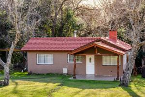 a small house with a red roof at Entre Hileras - Las Rabonas in Las Rabonas