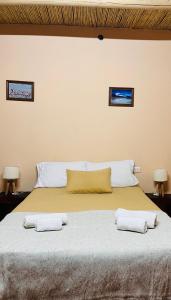 a bedroom with a bed with two towels on it at EL AMANECER hospedaje y excursiones in El Peñón