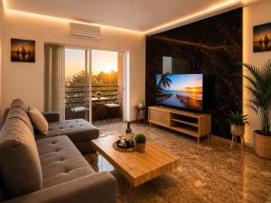 a living room with a couch and a flat screen tv at Del Mar Modern Spacious 3-Bedroom Apartment Near the Beach in Puerto de Sagunto