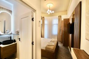 a hotel room with a bed and a bathroom at BOUL ROSU RESIDENCE free private parking in Arad +68 photos