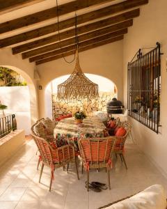 a dining room with a table and chairs at Casa Toucan Moraira in Benitachell