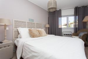 カンヌにあるMaria Sea Cannesの白いベッドルーム(白いベッド1台、窓付)
