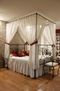 Postel nebo postele na pokoji v ubytování Hotel El Castillo