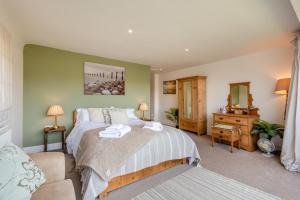 a bedroom with a bed and a mirror at 3 Bed in Bideford oc-79552 in Bideford