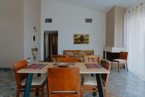 a dining room with a table and chairs at Platanos View in Plátanos