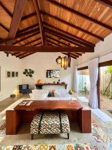 a living room with a bed and a wooden ceiling at Pousada Ka 347 in Itaúnas