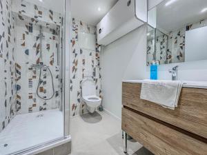 a bathroom with a shower and a toilet at Le Grand Sault - Hyper-Centre in Grenoble