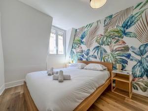 a bedroom with a bed with two teddy bears on it at Le Grand Sault - Hyper-Centre in Grenoble