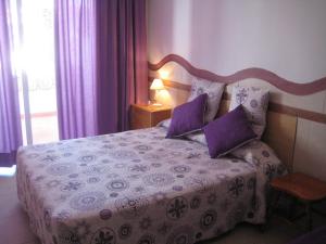 Elana Apartment with FREE WIFI tesisinde bir odada yatak veya yataklar