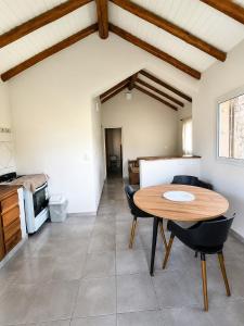 a kitchen and dining room with a table and chairs at Entre Hileras - Las Rabonas in Las Rabonas