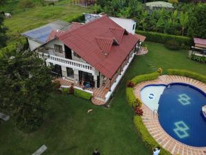 an aerial view of a house with a swimming pool at Finca Premium en el Eje Cafetero in Ulloa