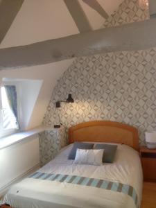 Giường trong phòng chung tại Au Coeur d'Amiens