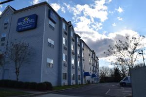 een groot gebouw met een bord aan de zijkant bij Microtel Inn & Suites by Wyndham Rock Hill/Charlotte Area in Rock Hill