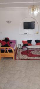 a living room with a couch and a table at Maison Souad Guest House in Chott Meriem