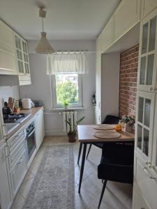 a kitchen with a table and a dining room at Apartament Jaroty dla 4 osób in Olsztyn