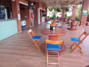 eine Terrasse mit Tischen und Stühlen und einem Tisch in der Unterkunft Bee Cool Hostel in Palmas