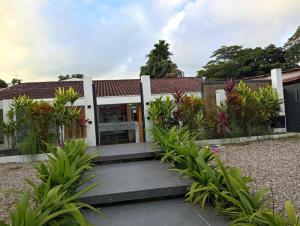 a house with a garden in front of it at Casa Hotel AeroClubR15 in Villavicencio