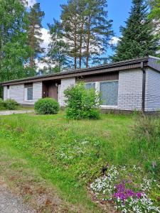 a house with flowers in front of it at Erillinen talo Kiuru in Nilsiä