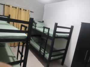 a room with two bunk beds and two chairs at Casa com churrasqueira – Próx. Shopping Comércios in Várzea Paulista +46 photos
