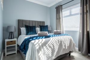 a bedroom with a large bed and a window at Culem View's in Eversdal