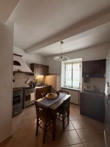 a kitchen with a table and chairs in it at La curva del Serpente in Abbadia San Salvatore