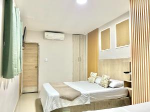 a bedroom with a bed in a room at Hospedaje GRAND horizon Rodadero, Santa Marta in Santa Marta