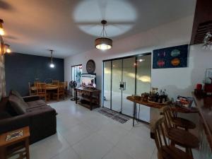 a living room with a couch and a table at Anexo da Paz Tucuns Búzios in Búzios