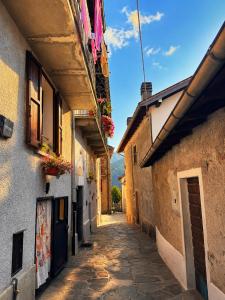 an alley in an old town with buildings at La Baita Delle Due Valli in Maccagno Superiore