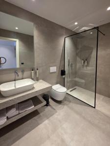 ein Badezimmer mit Waschbecken, Toilette und Dusche in der Unterkunft Avaris Hotel in Dhërmi + 79 Fotos