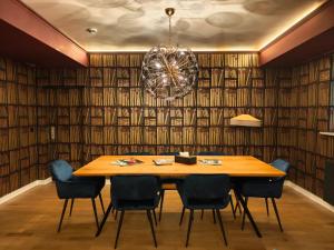 a dining room with a wooden table and chairs at Les Jardins Blankenese in Hamburg