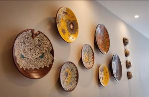 a bunch of plates hanging on a wall at Amazon Seasons Suíte Premium em Belém in Belém +2 photos