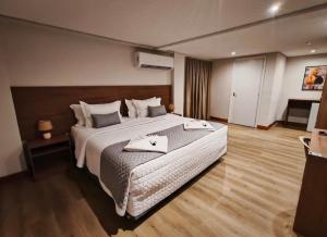 a bedroom with a large bed in a room at Amazon Seasons Suíte Premium em Belém in Belém