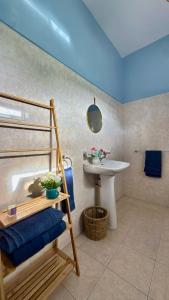 a bathroom with a sink and a bath tub at Mistura Fina in Sal Rei