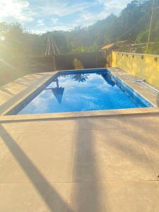 a swimming pool on the side of a house at Recanto da Caluninha in Esmeraldas
