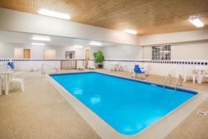 Πισίνα στο ή κοντά στο Ramada by Wyndham Spirit Lake/Okoboji