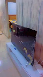 a tv sitting on a counter in a room at Kaila 1 in Keur Massar