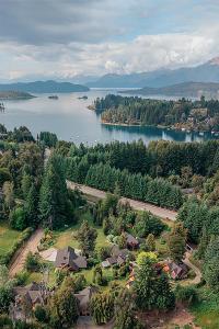 an aerial view of a lake with houses and trees at Tillka - Casas de Montaña in Villa La Angostura