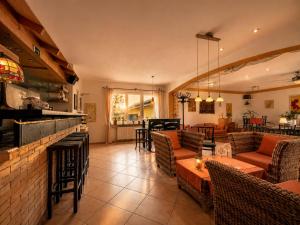 ein Restaurant mit Sofas, Tischen und einer Bar in der Unterkunft Hotel-Heilsberg in Gottmadingen