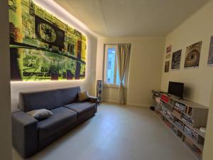 a living room with a couch and a tv at Fp Monza Railways in Monza