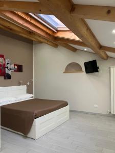 a bedroom with a bed and a ceiling with a skylight at Sagittabondo in Campobasso