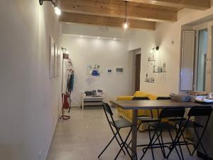 a room with a table and chairs and a couch at Sagittabondo in Campobasso