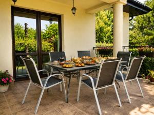 a dining room table with chairs and fruit on it at Noclegi na winnicy in Dys