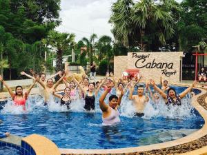 盼武里的住宿－班布里卡巴納度假酒店，一群人在游泳池的水中