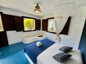 a bedroom with a bed and a bath tub at Pousada Cavallitos d'Amar in Ilha de Boipeba