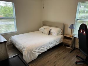 a bedroom with a bed and a desk with a chair at Charming Room in Martinez in Martinez