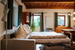 a bedroom with a bed and a table and window at Kellerstöckl Kranach 76 in Gamlitz +35 photos