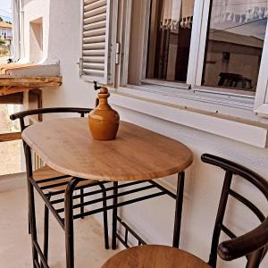 a wooden table with a vase sitting on top of it at Casa do Tempo Espinhoso in Vinhais