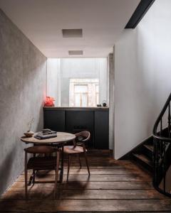 a table and chairs in a room with a window at Wabi Guesthouse in Ghent
